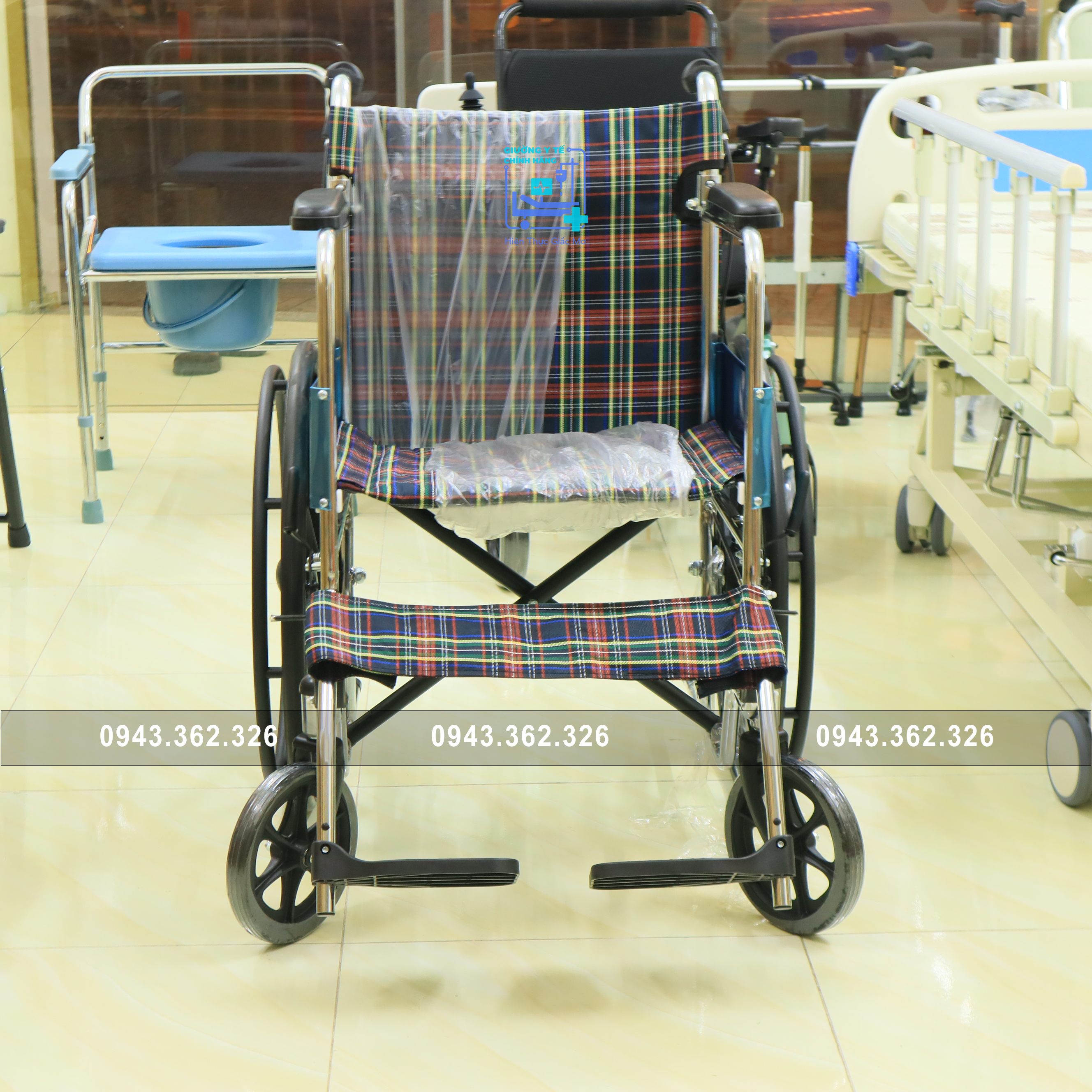 Xe lăn tay Lucass X-97JB có vành đúc, gấp gọn, có thắng tay cho người đẩy